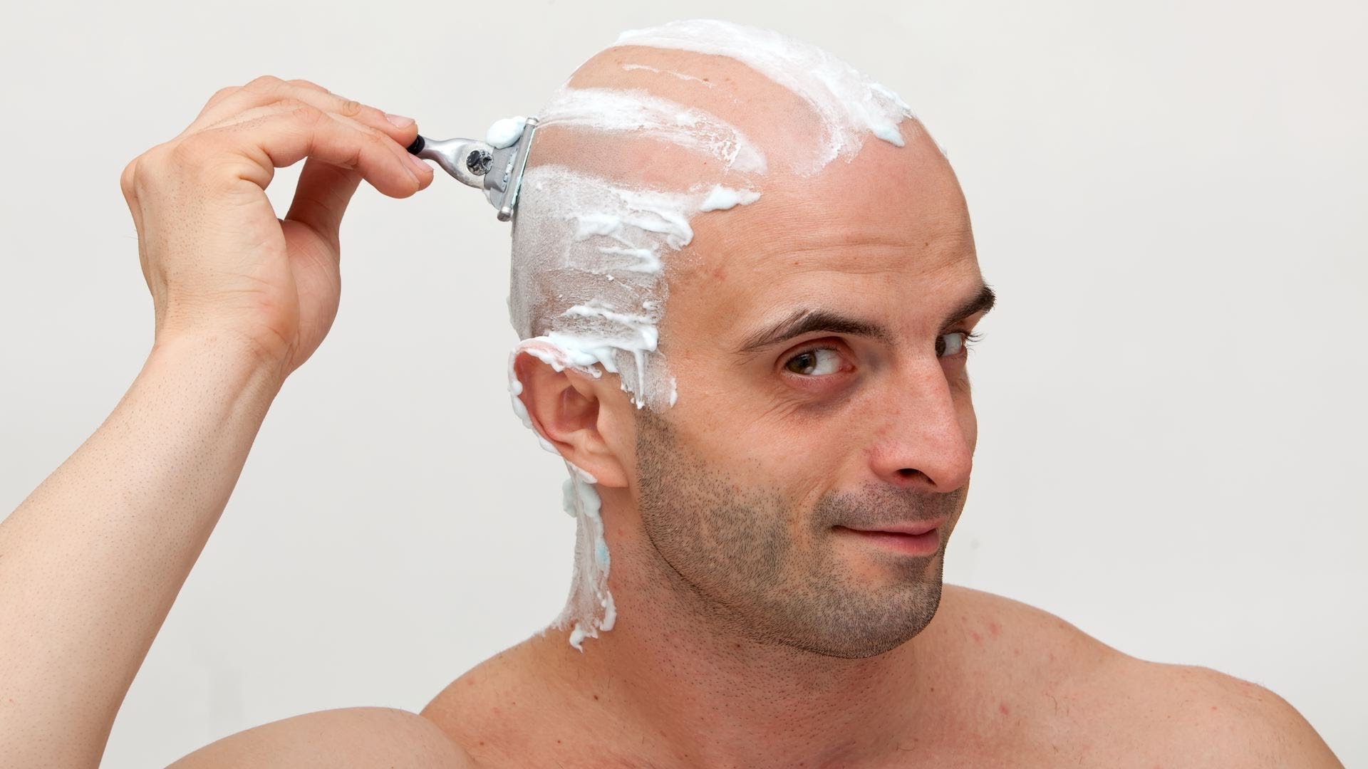 Как правильно брить на теле волосы мужчинам
