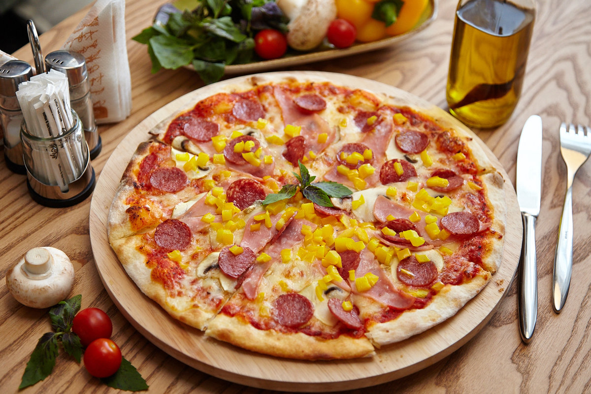Пицца с колбасками. Красивая пицца. Ароматная пицца. Итальянская пицца. Пицца фото.