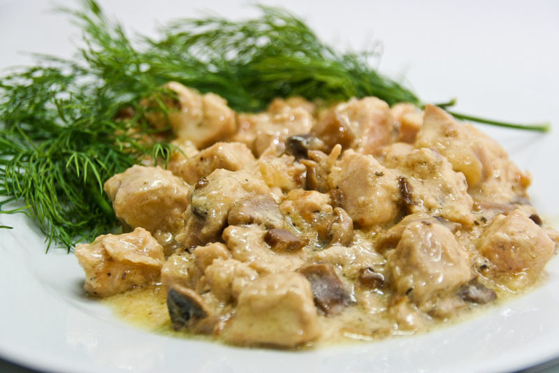 Курица с грибами в сливочном соусе: в сковороде, духовке или мультиварке