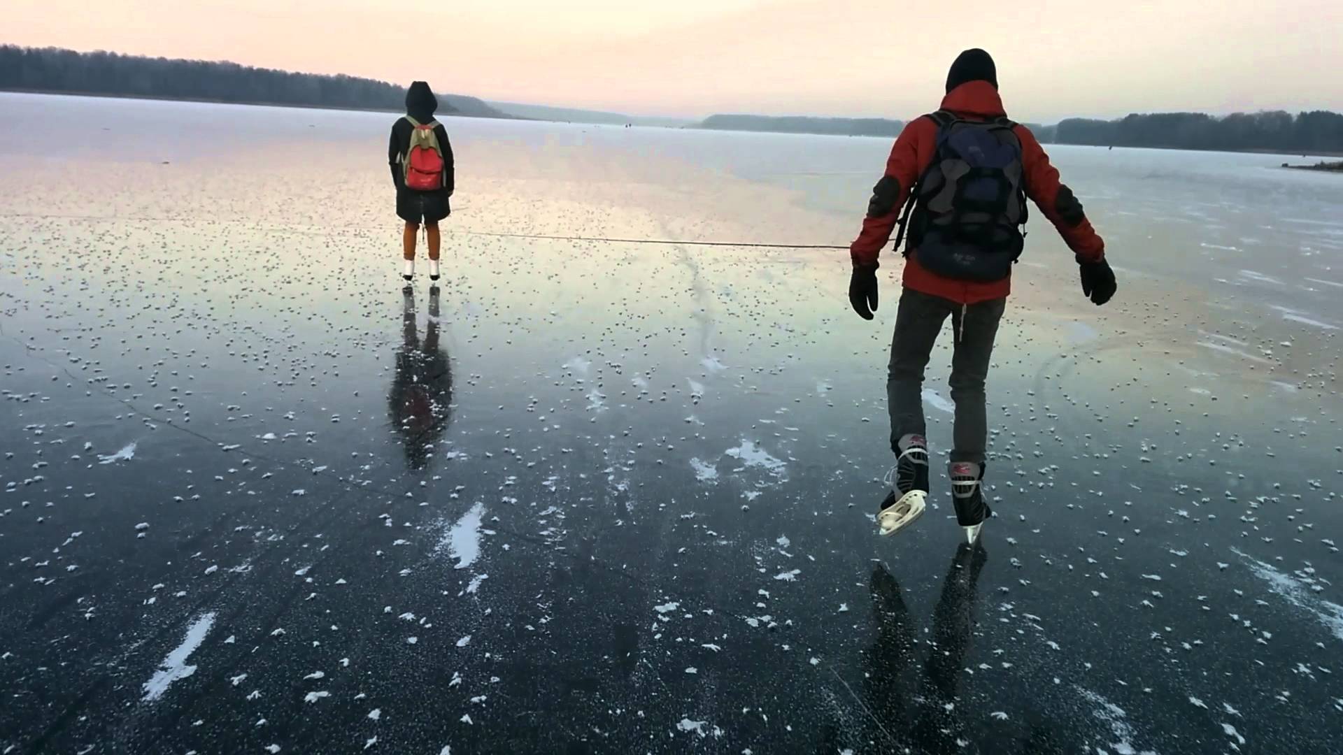 Шагающий лед. Каток Тургояк на озере. Кататься на льду. Катание на коньках по озеру. Коньки на озере.