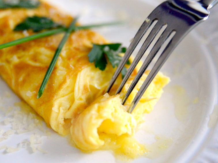 Сыр нежный рецепт. Лесной омлет по Булонский. Омлет Omelette Франция. Омлет с сыром. Омлет французский классический.