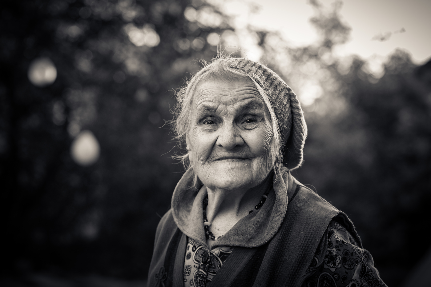 Молодые старыми дамами. Фотография бабушки. Фото старухи. Старая женщина. Бабушка улыбается.