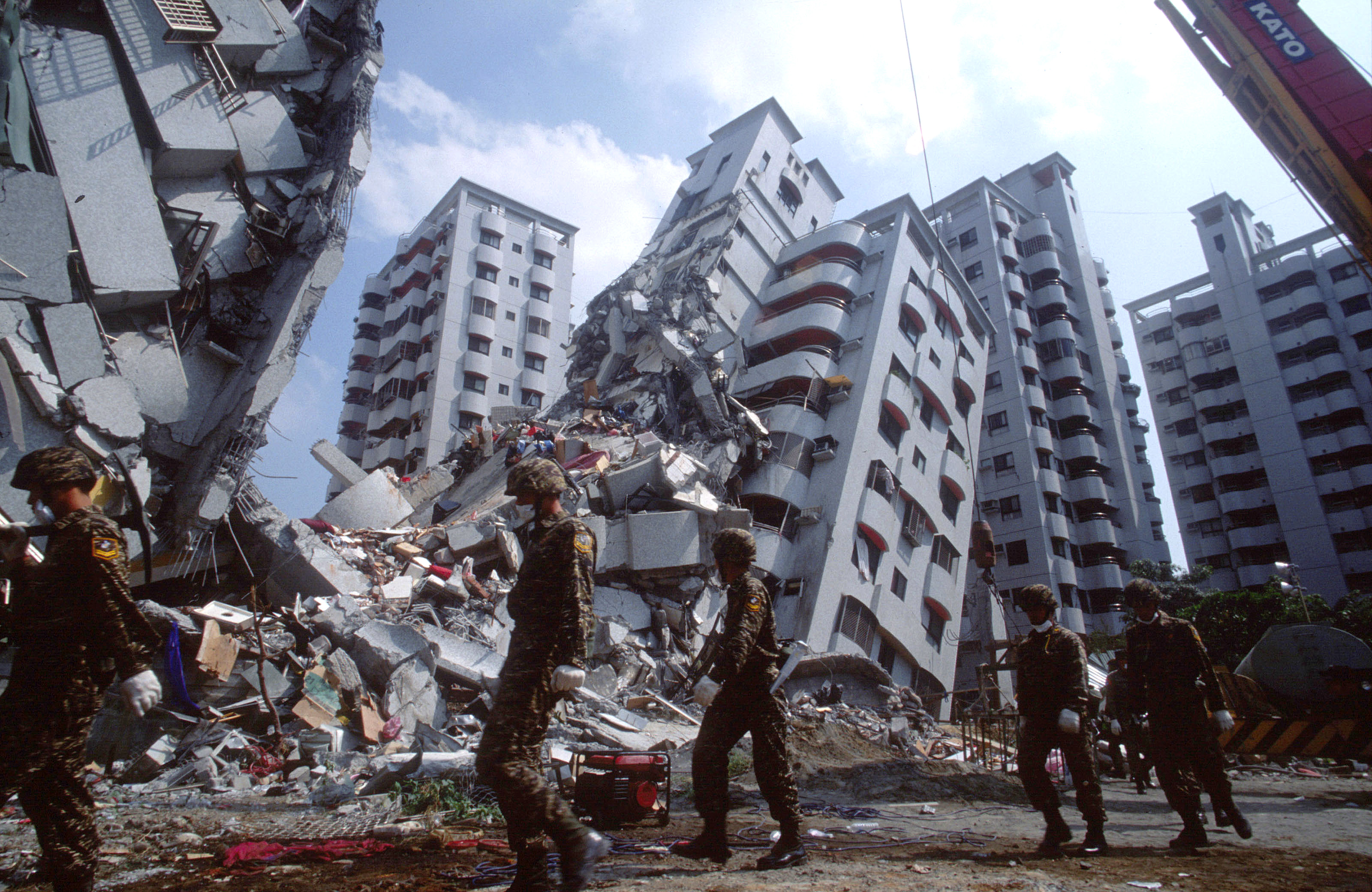Землетрясение сегодня в мире где. Тянь-Шань землетрясение 1976. Лос Анджелес ЦУНАМИ. Землетрясение в Молдавии в 1977. Землетрясение в Турции 2023 разрушения.