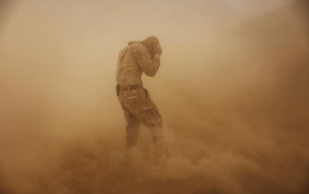 Ветер гонит пыль. Песчаная буря Афганец. Солдат в тумане. Человек в пыли. Человек в песчаной Буре.