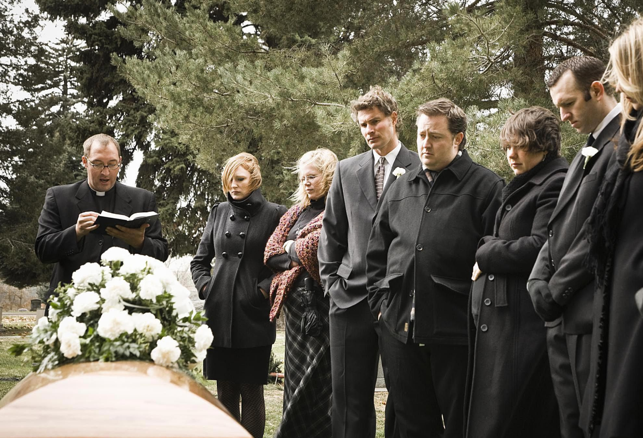 Прощание с родственниками. Родственники на похоронах.