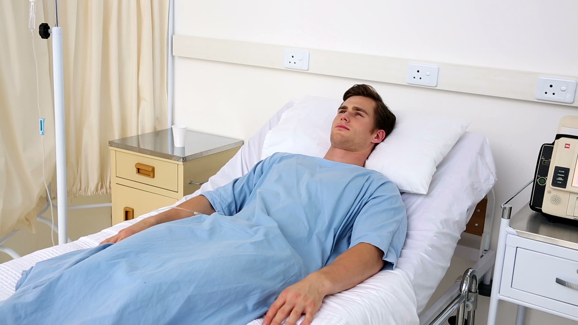 Мужчина в медицинской палате после обрезания по поводу баланопостита