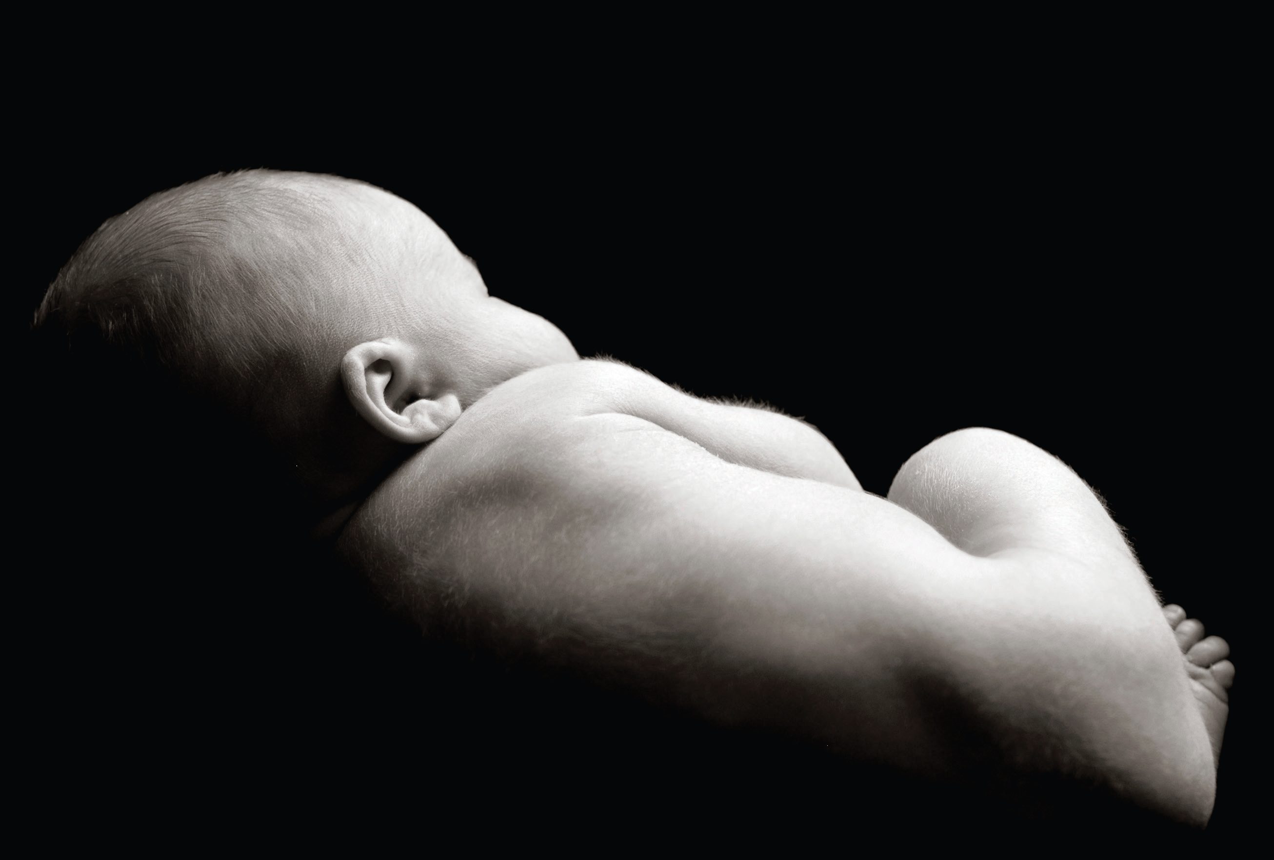 Держать во сне младенца на руках мальчика. Новорожденный ребенок. Младенец Эстетика. Новорожденный Эстетика. Новорожденный на темном фоне.
