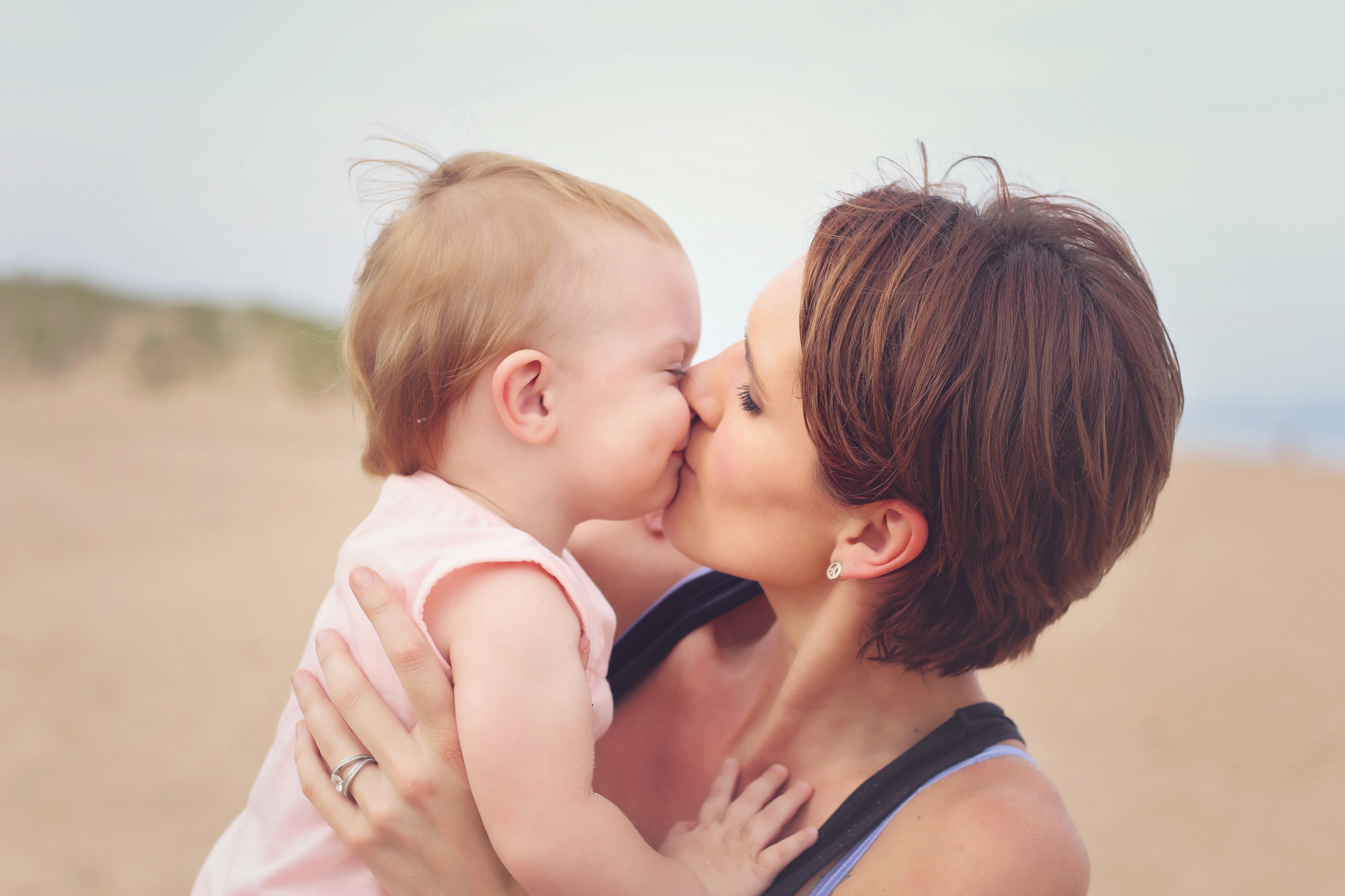 Красивая мамочка друга. Детский поцелуй. Мама обнимает малыша. Объятия мамы. Объятия детей.