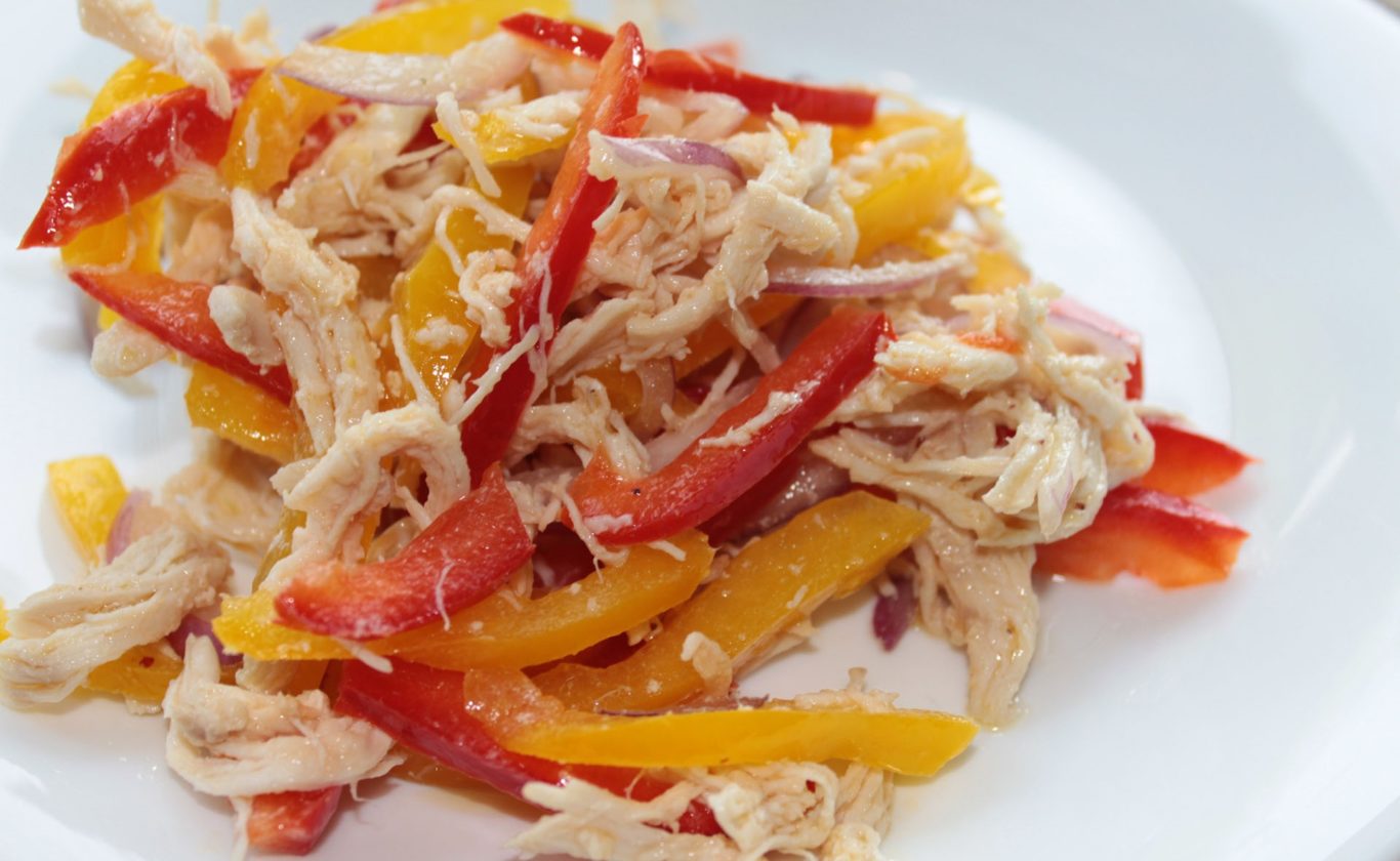 Тёплый салат с курицей, сладким перцем и помидорами