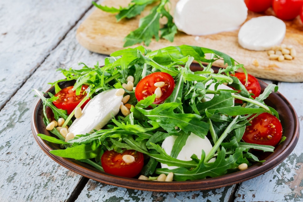 Салат с рукколой, помидорами черри и моцареллой – 5 рецептов приготовления