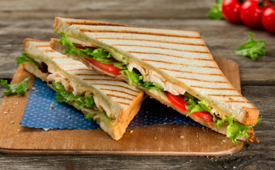 Сэндвич с курицей. Сэндвич треугольный. Треугольные бутерброды. Американский сэндвич. Сэндвич набережные челны