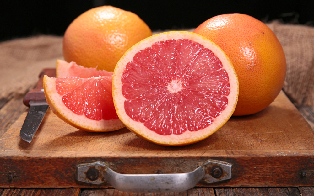 Сколько калорий в грейпфруте 🍊 , витамины и микроэлементы, полезные свойства фрукта для похудения, противопоказания