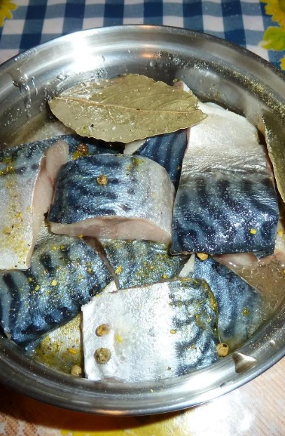 Как консервировать рыбу в духовке