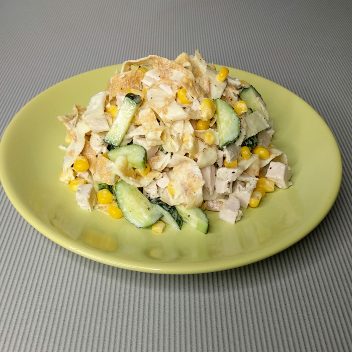 Салат с копченой курицей и яичными блинчиками - оригинальный рецепт с пошаговыми фото