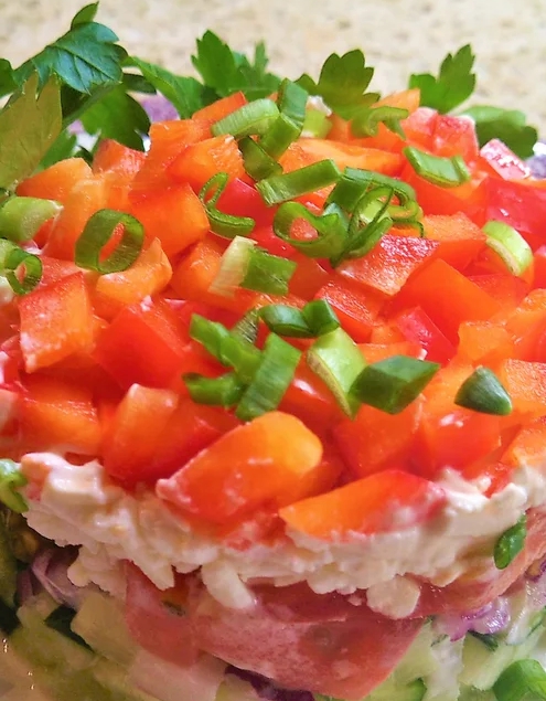 слоеный салат с кальмарами и тунцом